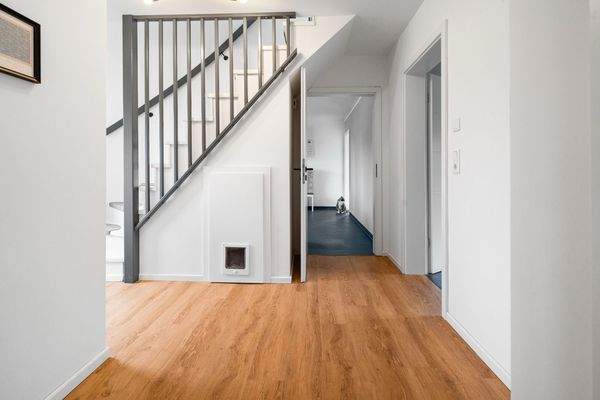 Flur | Katzenklappe unter der Treppe