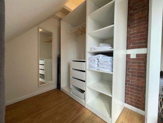 Ankleidebereich mit Schrank 