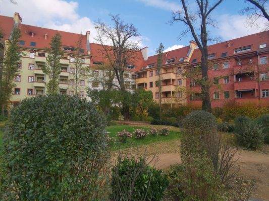 Parkähnlicher Hinterhof