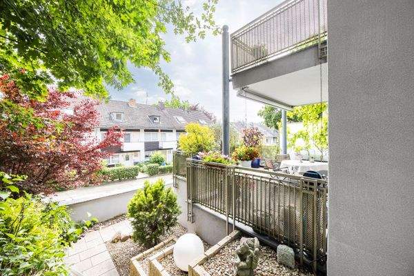 Stilvoll angelegter Hauszugang mit angrenzender Terrasse und Balkon