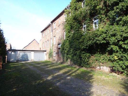 Hofansicht mit Garagen