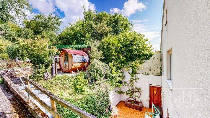 Garten mit Saunafass und Terrasse