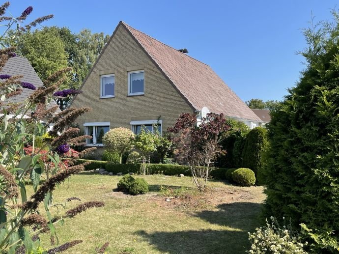 Verkaufsangebot für ein 4 Zimmer Einfamilienhaus, ca. 139,00 m² Wohn- und Nutzfläche, zwei Ebenen, top Grundstück ca. 900 m² in Oldenburg in Holstein