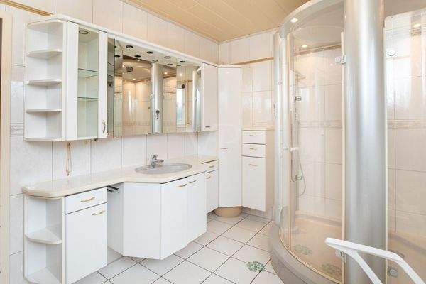 Tageslichtbadezimmer Erdgeschoss (II)