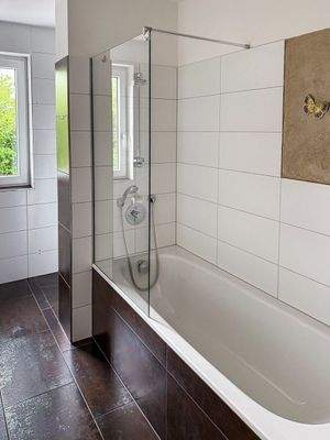 Bad mit Wanne und Dusche.jpg