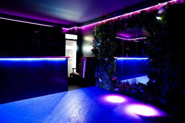 Flames Clubbereich mit Lichtssetup