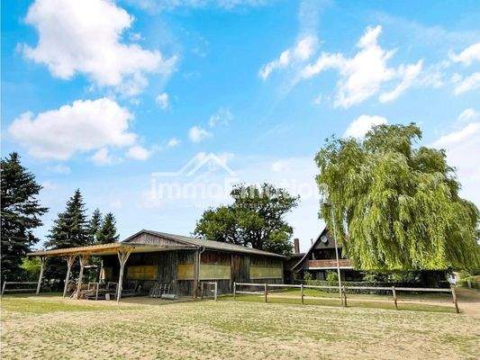 Halle und Schauer mit Reitplatz 