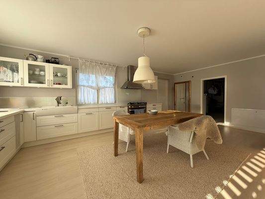 Einbauküche mit Essbereich