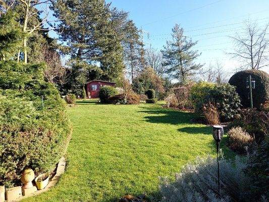 Der wunderschöne Garten mit Gartenhaus und Feuerstelle