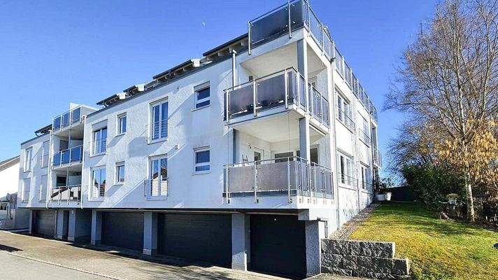 Hauseingang mit Garagen