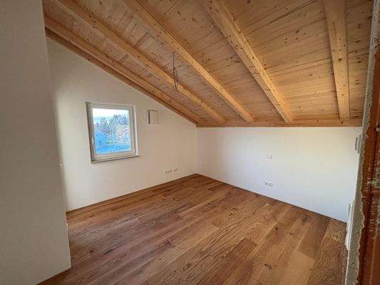 Kinderzimmer mit Zugang Balkon (2).jpeg