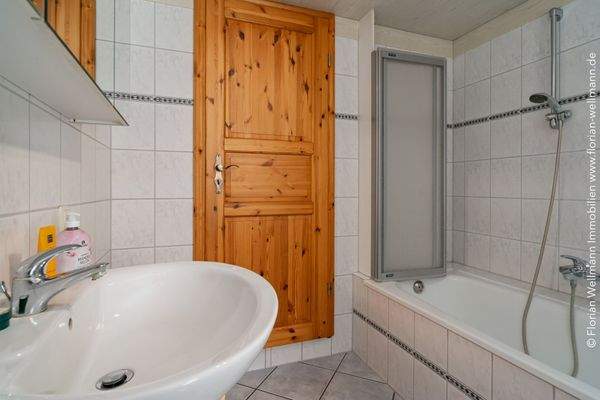 ... Wanne inklusive Duschvorrichtung.