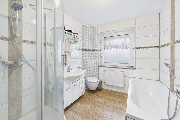 Badezimmer mit Fenster