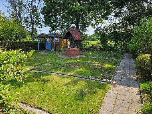2 - Garten mit Blockhütte