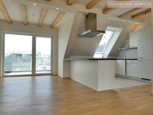 Küche und Blick zum Balkon auf Wohnebene