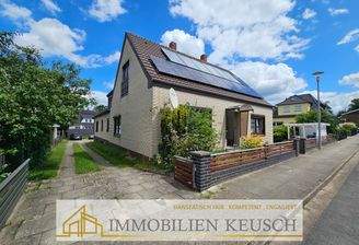 seitlich mit Einfahrt