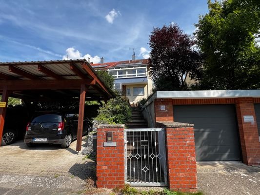 Gesamtansicht mit Carport und Garage