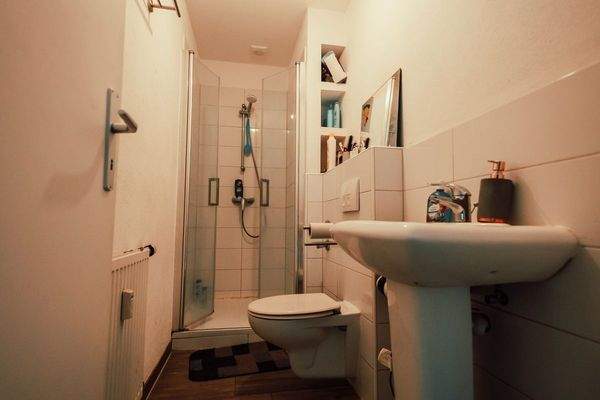 Modernes Badezimmer der Dachgeschosswohnung (WG)