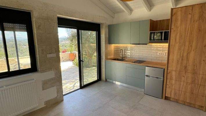 Kreta, Kournas: Malerisches Steinhaus mit bezauberndem See- und Meerblick zu verkaufen