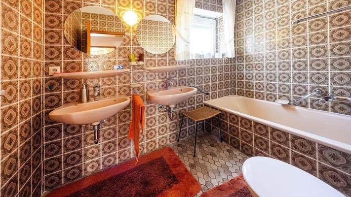 Tageslichtbad mit Wanne