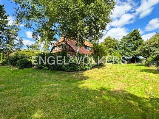 Hausansicht mit Gartenlandschaft