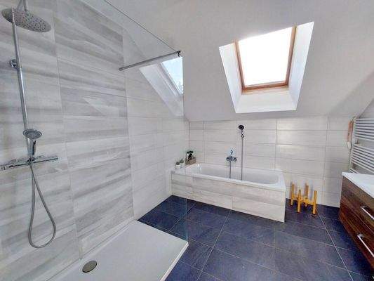 Helle, moderne Einrichtung im Bad