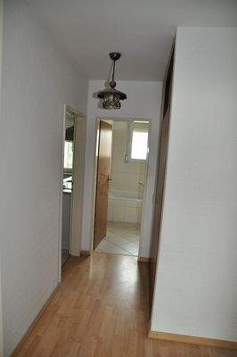 Flur zum Bad, links Küche