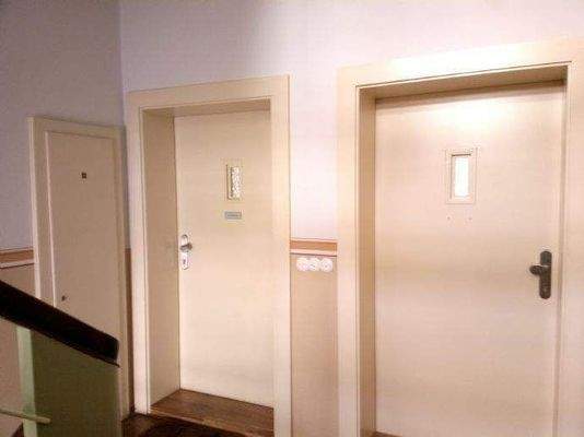 kleiner Abstellschrank neben der Wohnungstür