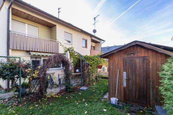 Terrasse und Gartenhaus