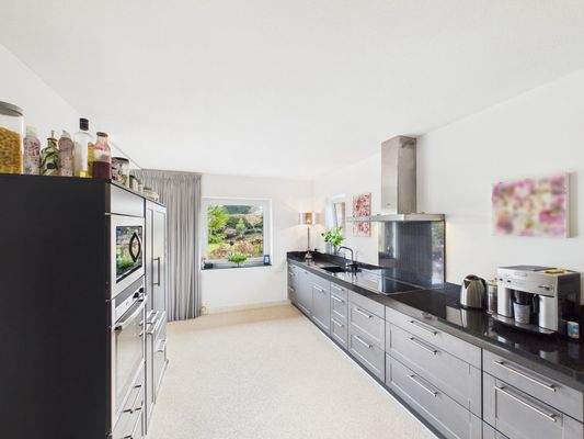 CAM03784G0-PR0100-STILL036