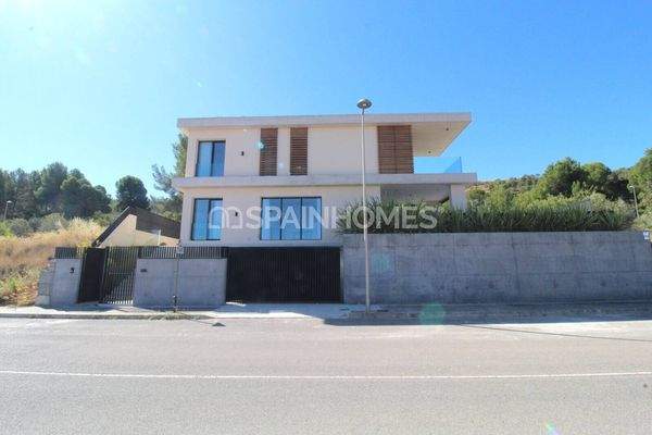 4-Bedroom Villa with Pool and Garden in Alicante Biar