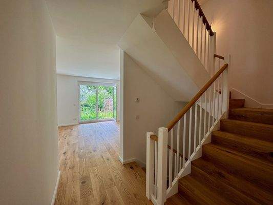 Stiegenhaus und Wohnzimmer