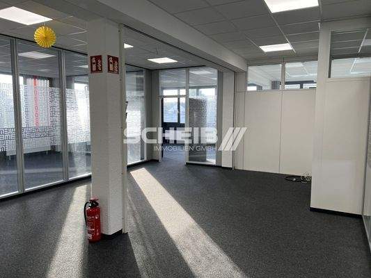 Räume teilweise durch Glastrennwände getrennt