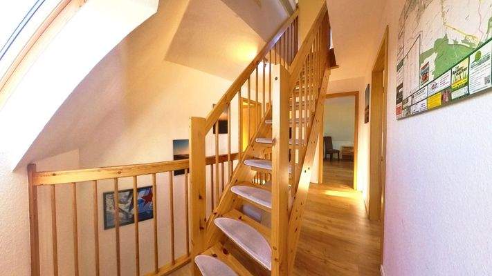 Hochwertiger Zugang zum Spitzboden mit stilvoller Atmosphäre