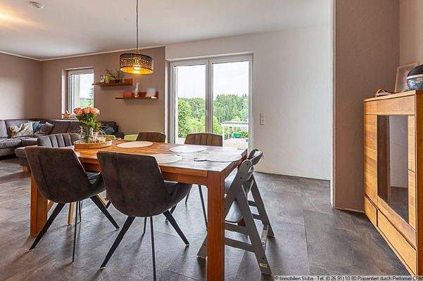 mit Terrassenausgang