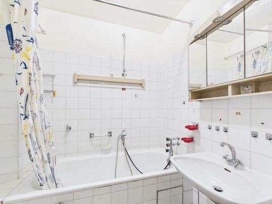 Innenliegendes Bad mit Wanne und Waschbecken