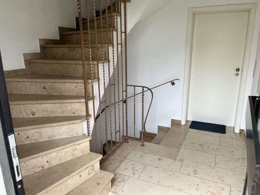 Hauseingang mit Treppenanlage