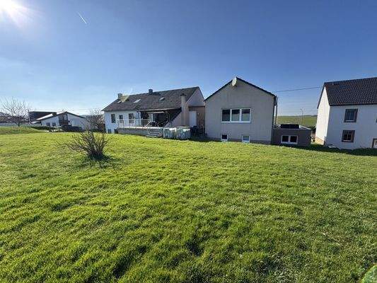 Rückseite großzügige Rasenfläche
