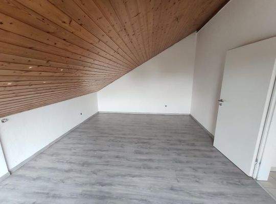 Kinder- /Arbeitszimmer mit Zugang zum zweiten Balkon Bild 2