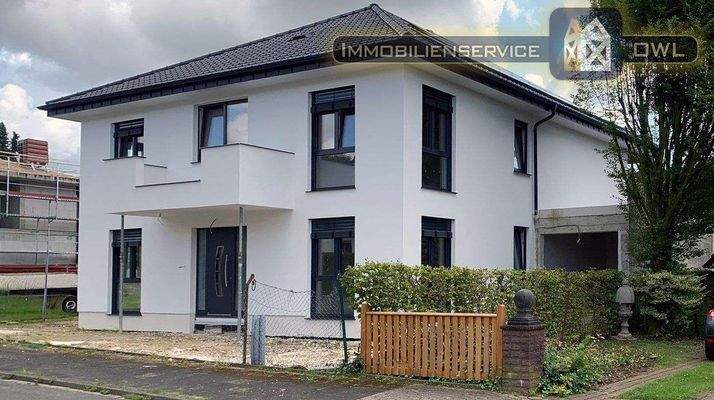 Nordansicht mit Garage und Vorgarten