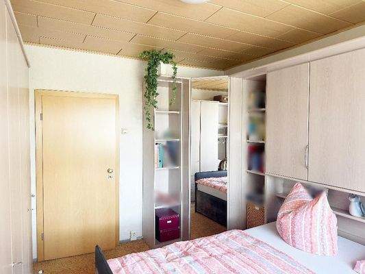 Schlafzimmer mit Blick Richtung Wohnzimmer (Verkauf ohne Inventar)