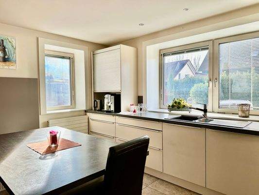 Helle Küche und Essbereich