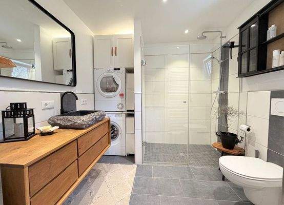 ...Bad mit großer begehbarer Dusche.