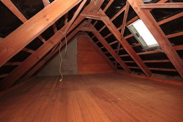 grosser hoher Dachboden