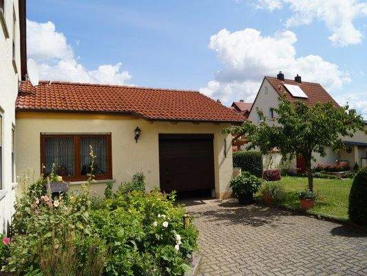 Garage und befestigte Hoffläche für Pkw & Gäste!