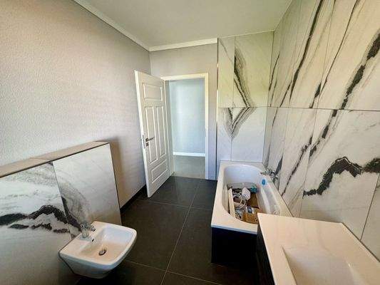 2. Badezimmer, hochwertige Fliesen in Marmoroptik 