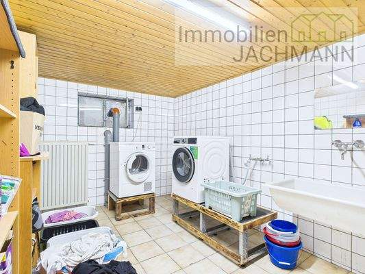 Heller Waschraum mit Geräten