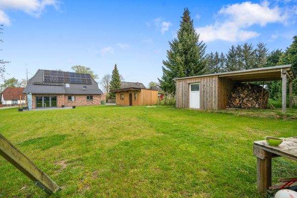 Blick vom Garten zum Haus