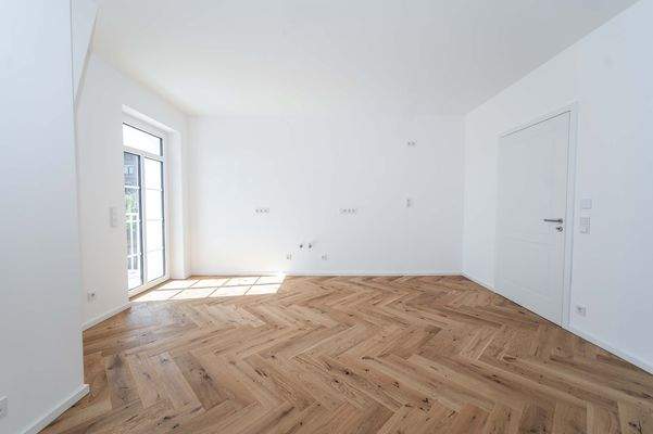 Wohnzimmer mit offener Küche