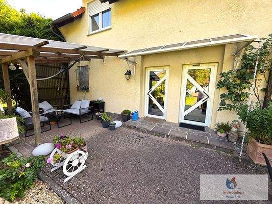 Terrasse und Eingang Doppelhaus